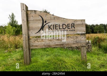 Panneau sur l'eau et le parc forestier de Kielder, Kielder, Northumberland, Royaume-Uni Banque D'Images