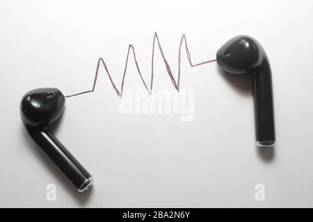 Écouteurs / écouteurs avec accessoires et gadgets pour téléphone mobile à ondes sonores Banque D'Images