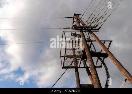 Anciennes lignes électriques sur un poteau en bois en Europe Banque D'Images