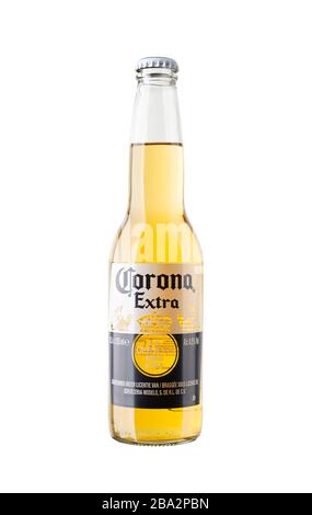 Bouteille de bière Corona Extra sur fond blanc. Banque D'Images