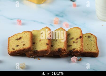 Tarte en tranches avec sultana sur le marbre bleu Banque D'Images