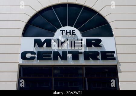 Brisbane, Queensland, Australie - 28 février 2020 : vue sur le panneau du centre de Myer suspendu devant l'entrée du magasin à Brisbane. Myer est un upm Banque D'Images