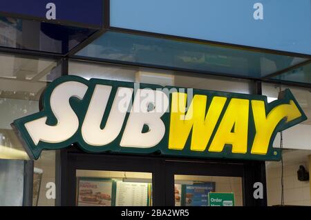 Brisbane, QLD, Australie - 28 février 2020 : panneau de magasin Subway suspendu devant un magasin à Brisbane. Le métro est un restaurant américain privé Banque D'Images