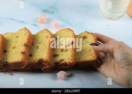 Tarte en tranches avec sultana sur la table bleue Banque D'Images