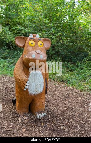 Gruffalo sculpté dans le bois, l'Arboretum de Westonbirt, Gloucestershire, Enhangland, Royaume-Uni Banque D'Images