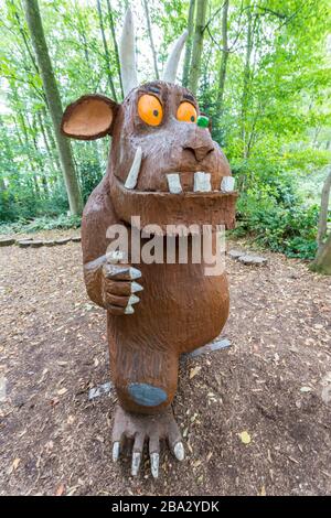 Gruffalo sculpté dans le bois, l'Arboretum de Westonbirt, Gloucestershire, Enhangland, Royaume-Uni Banque D'Images