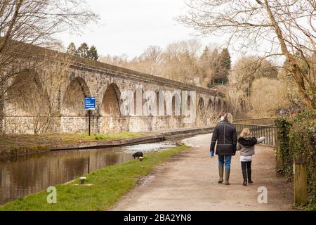 Les gens qui marchent sur l'aqueduc construit par Thomas Telfod à Chirk North Wales avec le viaduc du chemin de fer de Chirk qui longe la vallée de Ceiriog Banque D'Images