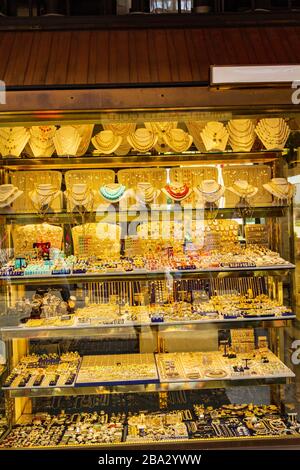 Boutiques le long de Ponte Vecchio jewelrys, boutiques, clothings colorés, œuvres d'art, boutiques de souvenirs, pizzerias, boutiques de vins, gelateria, Florence, Italie Banque D'Images