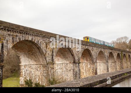 Train traversant le viaduc ferroviaire à Chirk, au nord du Pays de Galles Banque D'Images