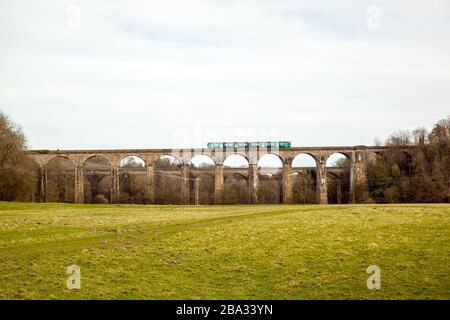 Train traversant le viaduc ferroviaire à Chirk, au nord du Pays de Galles Banque D'Images