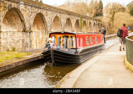 Bateau étroit traversant l'aqueduc construit par Thomas Telfod à Chirk North Wales avec le viaduc du chemin de fer de Chirk longeant la vallée du Ceiriog Banque D'Images