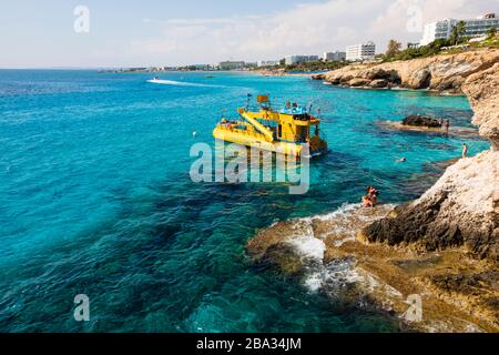 Bateau de plaisance sous-marin jaune au Love Bridge, Ayia Napa. Chypre octobre 2018 Banque D'Images