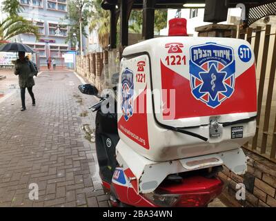 HOLON, ISRAËL. 22 janvier 2020. La moto de secours United Hatzalah Israel stationné sur le côté de la route dans la banlieue de tel Aviv. Ihud Hahatsala Banque D'Images