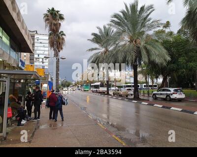 HOLON, ISRAËL. 21 janvier 2020. Arrêt de bus typique israélien sur la rue Eilat à Holon, banlieue la plus proche de tel Aviv. Les gens qui attendent le bus un jour de pluie Banque D'Images