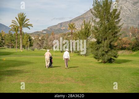 famille d'aînés sur le terrain de golf Banque D'Images
