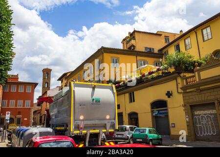 Le camion à ordures a cessé de vider les poubelles de la rue dans le centre historique de Florence, en Toscane, en Italie Banque D'Images