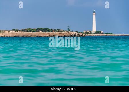 Phare blanc dans le village sicilien de San Vito Lo Capo Banque D'Images