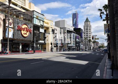 HOLLYWOOD, CA/USA - 16 MARS 2020: Hollywood Blvd est déserté le long de la promenade de la renommée pendant la quarantaine du coronavirus Banque D'Images