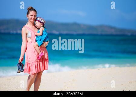 Boracay, Phillippinen, Insel, Frau mit Baby Am Strand, MR: Oui Banque D'Images