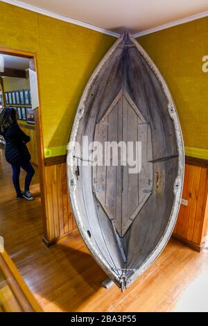 Bateau à ramer en bois, exposition au Musée historique municipal de Puerto Natales, ville de Patagonie, au sud du Chili près du parc national de Torres de Paine Banque D'Images