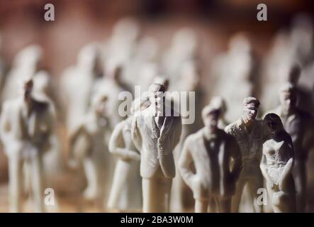 Foule de personnes miniatures en plastique en blanc Banque D'Images