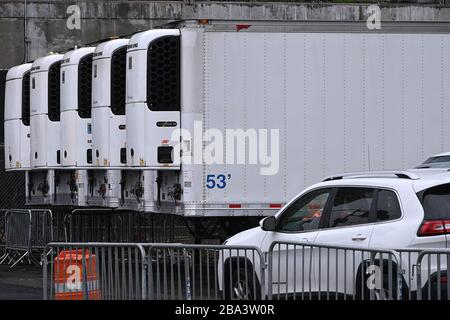 New York City, États-Unis. 25 mars 2020. Les camions de réfridgration sont stationnés près de là où les membres de la réserve aérienne de la Force aérienne créent des tentes et déplacent des équipements médicaux, car ils construisent une morgue improvisée à l'extérieur de l'hôpital Bellevue pour gérer un nombre élevé potentiel de victimes de Coronavirus, New York, NY, le 25 mars 2020. Le 24 mars, New York Gov. Adrew Cuomo a prédit que les personnes infectées par COVID-19 pourraient atteindre plus de 100 000 avec 40 000 nécessitant des soins intensifs. (Anthony Behar/Sipa USA) crédit: SIPA USA/Alay Live News Banque D'Images