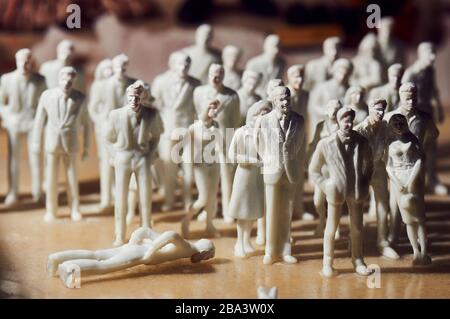 Foule de personnes miniatures en plastique en blanc Banque D'Images