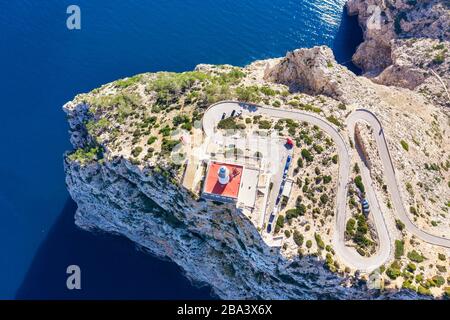 Phare de Cap Formentor, péninsule de Formentor, près de Pollenca, drone shot, Majorque, Iles Baléares, Espagne Banque D'Images