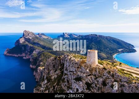 Tour de guet Talaia d'Albercutx, montagne El Pal et Cap Formentor, péninsule de Formentor, près de Pollenca, enregistrement de drone, Majorque, Îles Baléares Banque D'Images