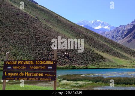 Laguna de Horcones, en arrière-plan Cerro Aconcagua, Parque provincial Aconcagua, près d'Uspallata, Province de Mendoza, Argentine Banque D'Images