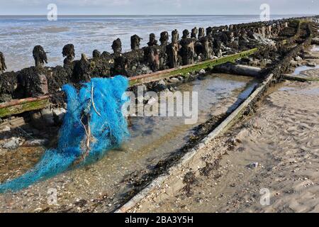 Systèmes de pistes de sauvetage sur la centrale électrique Minsener OOG avec réseau résiduel, déchets marins, parc national de la mer des Wadden de Basse-Saxe, Basse-Saxe, Allemagne Banque D'Images