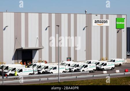 Centre logistique Amazon avec des fourgonnettes de la compagnie de livraison de colis Onway Logistics, Duisburg, région de Ruhr, Rhénanie-du-Nord-Westphalie, Allemagne Banque D'Images