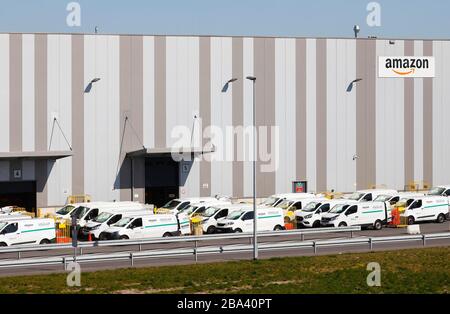 Centre logistique Amazon avec des fourgonnettes de la compagnie de livraison de colis Onway Logistics, Duisburg, région de Ruhr, Rhénanie-du-Nord-Westphalie, Allemagne Banque D'Images