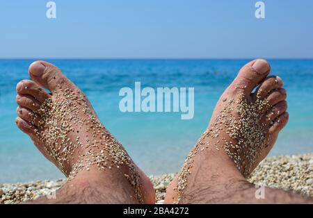 Concept de vacances d'été, détente sur la plage, vue sur la plage depuis le soleil, plage de Pefkari, île de Thassos, Grèce Banque D'Images