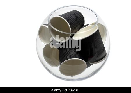 Tasses à café dans le bol sur fond blanc Banque D'Images