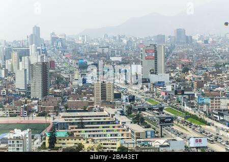 Lima, Pérou 30 novembre 2019 : vue sur la rue de Lima depuis l'air Banque D'Images