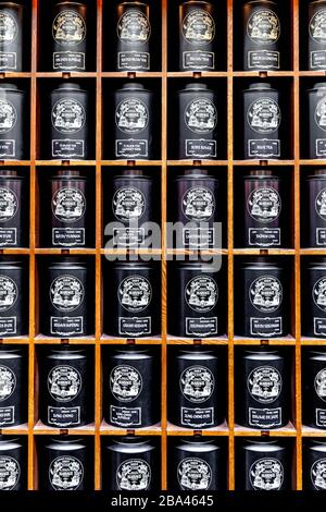 Grandes boîtes de thé sur les étagères du magasin de thé français Mariage Frères Tea Emporium and Restaurant, Covent Garden, Londres, Royaume-Uni Banque D'Images