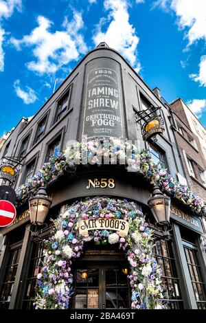 Extérieur de la taverne de M. Fogg's à Covent Garden, décoré de fleurs, Londres, Royaume-Uni Banque D'Images