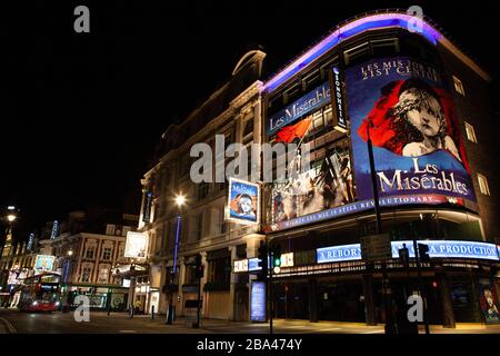 Londres, Royaume-Uni : des bus vides passent devant des théâtres fermés sur Shaftesbury Avenue, dans le West End de Londres. Normalement bondée, les rues sont désertées dans la soirée en raison du maintien du covid-19 imposé par le gouvernement. Anna Watson/Alay Live News Banque D'Images