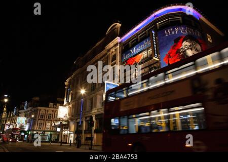 Londres, Royaume-Uni : des bus vides passent devant des théâtres fermés sur Shaftesbury Avenue, dans le West End de Londres. Normalement bondée, les rues sont désertées dans la soirée en raison du maintien du covid-19 imposé par le gouvernement. Anna Watson/Alay Live News Banque D'Images