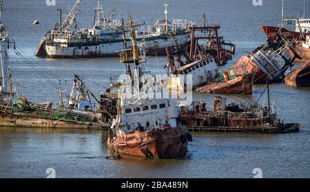 Navires de pêche abandonnés dans le port de Montevideo Ouraguay. Banque D'Images