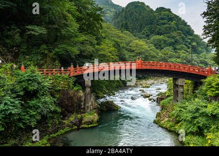 Vue sur le pont Shinkyo à Nikko, classé comme l'un des trois plus beaux ponts du Japon Banque D'Images