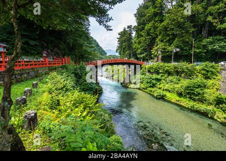 Vue sur le pont Shinkyo se dresse à l'entrée des sanctuaires et des temples de Nikko, au Japon Banque D'Images