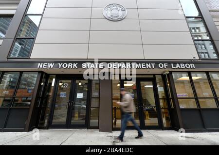 New York City, États-Unis. 25 mars 2020. L'augmentation des demandes de remboursement de chômage aux États-Unis fait tomber les serveurs du gouvernement, vu les bureaux du Département d'État du travail de New York dans le quartier de New York à Brooklyn, NY, le 25 mars 2020. Anthony Behar/Sipa USA) crédit: SIPA USA/Alay Live News Banque D'Images