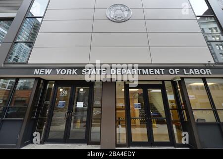 New York City, États-Unis. 25 mars 2020. L'augmentation des demandes de remboursement de chômage aux États-Unis fait tomber les serveurs du gouvernement, vu les bureaux du Département d'État du travail de New York dans le quartier de New York à Brooklyn, NY, le 25 mars 2020. Anthony Behar/Sipa USA) crédit: SIPA USA/Alay Live News Banque D'Images