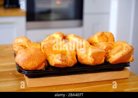 Les puddings du Yorkshire maison sont frais du four. ROYAUME-UNI Banque D'Images