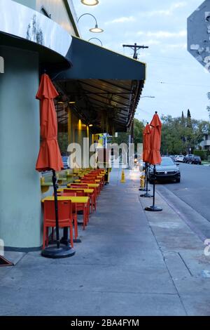 Los Angeles, CA/USA - 19 mars 2020: Un café-terrasse est vide pendant le fraiscas de coronavirus Banque D'Images