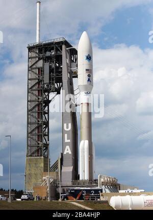 Cape Canaveral, États-Unis. 25 mars 2020. Le 25 mars 2020 - Cape Canaveral, Floride, États-Unis - une fusée Atlas V de l'Alliance de lancement des États-Unis avec un satellite de communications militaires à haute fréquence avancée (AEHF) pour une charge utile est vue le 25 mars 2020, La veille de son lancement prévu à la station aérienne de Cape Canaveral à Cape Canaveral, en Floride. Ce sera le premier lancement officiel de la nouvelle Force spatiale américaine. Crédit: Paul Hennessy/Alay Live News Banque D'Images