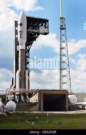 Cape Canaveral, États-Unis. 25 mars 2020. Le 25 mars 2020 - Cape Canaveral, Floride, États-Unis - une fusée Atlas V de l'Alliance de lancement des États-Unis avec un satellite de communications militaires à haute fréquence avancée (AEHF) pour une charge utile est vue le 25 mars 2020, La veille de son lancement prévu à la station aérienne de Cape Canaveral à Cape Canaveral, en Floride. Ce sera le premier lancement officiel de la nouvelle Force spatiale américaine. Crédit: Paul Hennessy/Alay Live News Banque D'Images