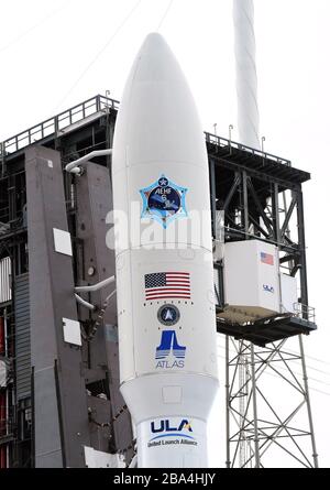 Cape Canaveral, États-Unis. 25 mars 2020. Le 25 mars 2020 - Cape Canaveral, Floride, États-Unis - une fusée Atlas V de l'Alliance de lancement des États-Unis avec un satellite de communications militaires à haute fréquence avancée (AEHF) pour une charge utile est vue le 25 mars 2020, La veille de son lancement prévu à la station aérienne de Cape Canaveral à Cape Canaveral, en Floride. Ce sera le premier lancement officiel de la nouvelle Force spatiale américaine. Crédit: Paul Hennessy/Alay Live News Banque D'Images